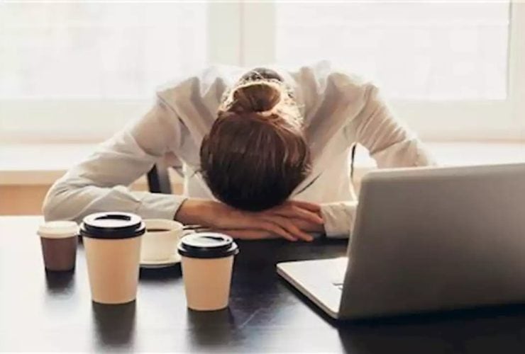 متى يصبح النعاس بعد الأكل خطيراً؟ مؤشرات لا يجب تجاهلها.