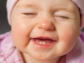 التسنين عند الأطفال.. العلامات المبكرة ونصائح للتعامل معها