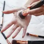 تنظيف فرش المكياج ضرورة صحية وليس رفاهية.. تحذيرات طبية مهمة