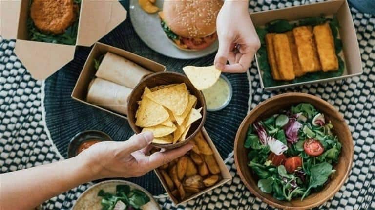 لغز الجوع المستمر.. لماذا تطلب أجسامنا الطعام رغم تناول الوجبات؟