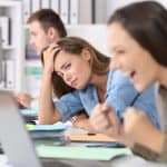 كيف تتعاملي مع غيرة الزملاء في بيئة العمل؟