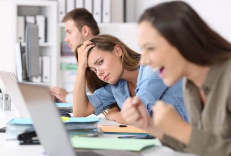 كيف تتعاملي مع غيرة الزملاء في بيئة العمل؟