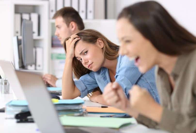 كيف تتعاملي مع غيرة الزملاء في بيئة العمل؟