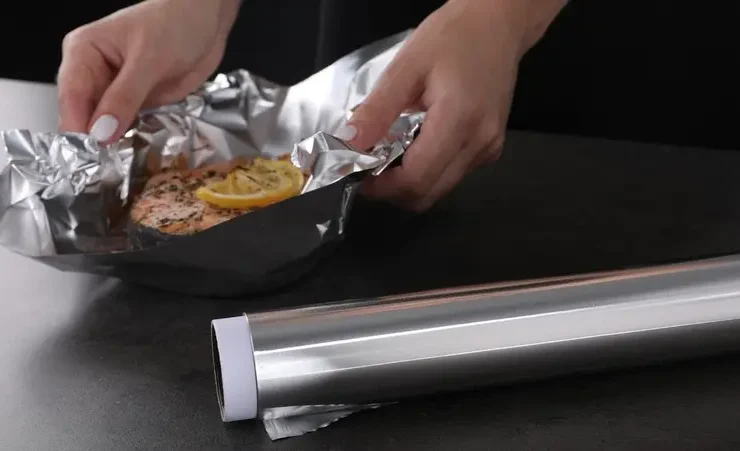 الخبراء يحذرون: تخزين الطعام بالألومنيوم قد يهدد حياتك