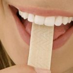 مضغ العلكة بين الفوائد التقليدية والمخاطر الصحية الخفية