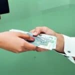 لقب "زوجة" أم استقلال مالي؟ مقايضة صعبة تدفع ثمنها المرأة العاملة.