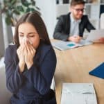 هل يمكن أن يؤذيك كتم العطس؟ أطباء يحذرون من مخاطره الصحية