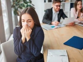 هل يمكن أن يؤذيك كتم العطس؟ أطباء يحذرون من مخاطره الصحية