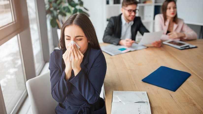 هل يمكن أن يؤذيك كتم العطس؟ أطباء يحذرون من مخاطره الصحية