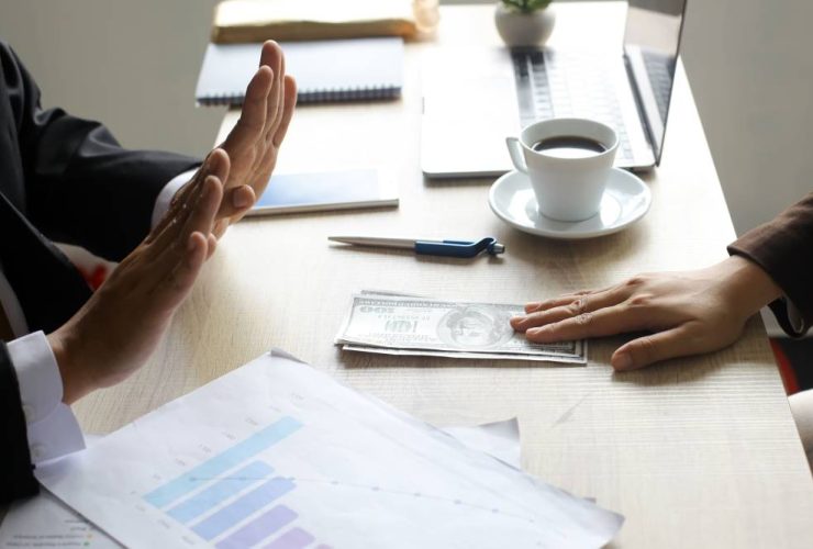 وضع الحدود في العمل.. وأمور لا تشاركيها مع زملاء العمل