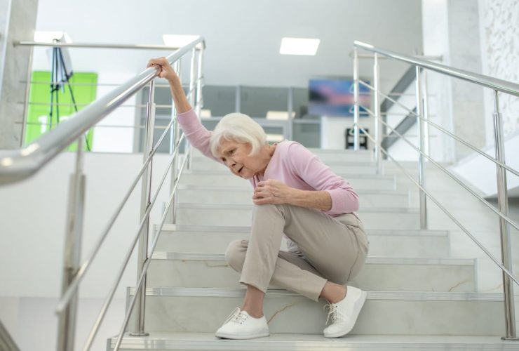 لماذا تسقط السيدات بمعدل ضعف الرجال أثناء نزول الدرج؟