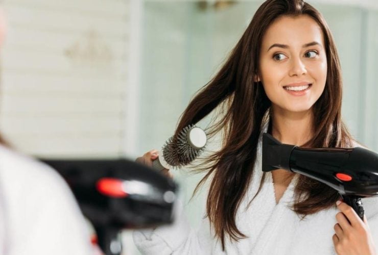 مجفف الشعر.. أداة تجميل أم خطر خفي على شعرك وصحتك؟