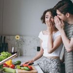 هل يجب أن يتشارك الزوجان كل الأسرار؟ خبيرة أسرية تجيب
