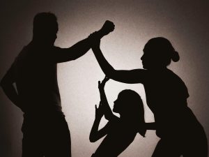 العنف الأسري وتأثيره على الأطفال: دراسة حول المخاطر وسبل الدعم