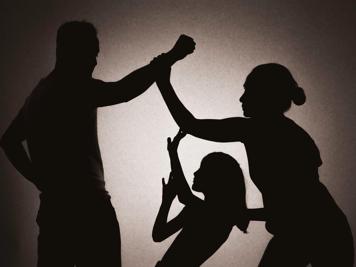 العنف الأسري وتأثيره على الأطفال: دراسة حول المخاطر وسبل الدعم