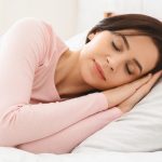 أفضل وضعيات النوم.. وهل تغطية الرأس أثناء النوم مضرة؟