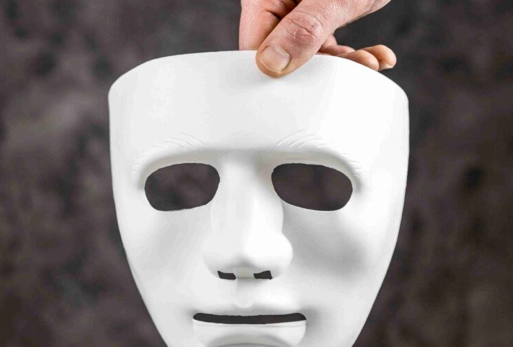 كيف تتحرر من قيود التظاهر والحياة المثالية وتستعيد ذاتك ؟