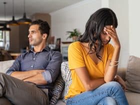 بين الاحتواء والاستحواذ.. كيف يتعامل الرجل مع الزوجة المسيطرة؟