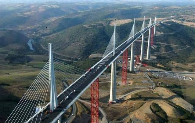 الجسر المعلق في الرياض.. معلم هندسي يربط ضفتي وادي لبن ويخفف الازدحام