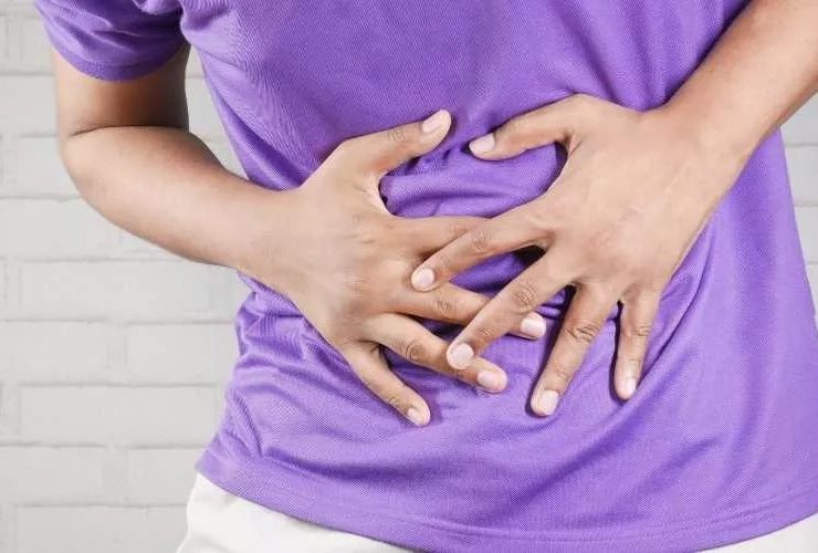 القولون العصبي في رمضان.. هل يخفف الصيام الأعراض أم يزيدها؟