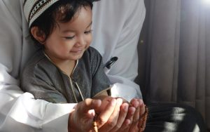 طقوس صغيرة وذكريات كبيرة.. هكذا نزرع الطمأنينة في قلوب الصغار برمضان