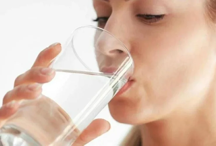  الإكثار من شرب الماء في السحور لا يمنع العطش نهارًا