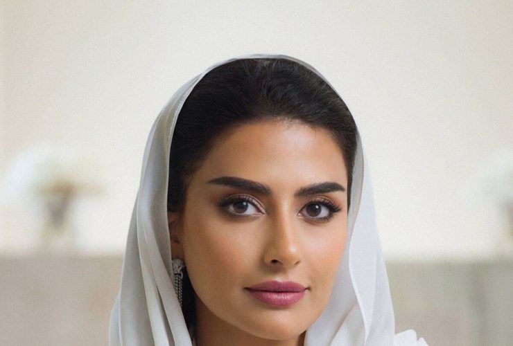 مشاعل الفارس.. رائدة الأناقة السعودية التي حوّلت الخيوط إلى لوحات فنية