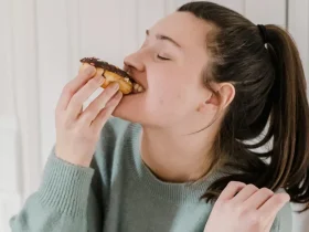 العطش بعد تناول الحلويات.. إشارة طبيعية أم جرس إنذار صحي؟