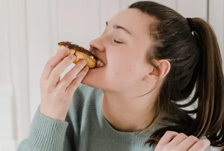 العطش بعد تناول الحلويات.. إشارة طبيعية أم جرس إنذار صحي؟