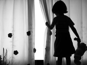 تأثير غياب الأب على البنت: كيف يشكل الطفولة والشخصية؟