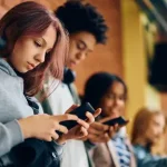 إدمان الهواتف الذكية والإنترنت.. كيف تؤثر على حياتنا؟