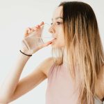 الماء الدافئ على الريق.. هل هو "سر صحي" حقيقي أم مجرد موضة عابرة؟