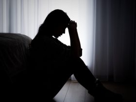 الاكتئاب ليس مجرد حزن عابر.. 9 علامات تحذيرية تلزم الفحص السريري