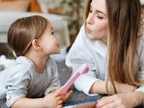 بين الحماية والحرية.. كيف تصنع الأم شخصية طفل مستقلة؟