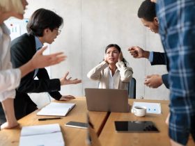 سيكولوجية الانتقاد.. لماذا يهاجم البعض الآخرين؟ وكيف نبني درعاً نفسياً لمواجهته؟