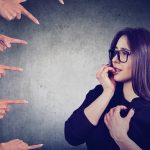 كيف نتوقف عن نقد الآخرين لنستعيد سلامنا النفسي؟