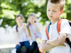 أصدقاء السوء.. كيف تؤثر الصحبة على سلوك الأبناء وطرق حمايته