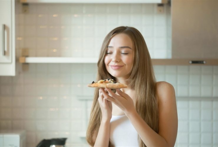 دراسة تكشف علاقة رائحة الطعام بالشعور بالشبع قبل الأكل