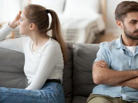 التمنن بين الزوجين.. سلوك يهز الثقة ويحول العطاء إلى أداة ضغط