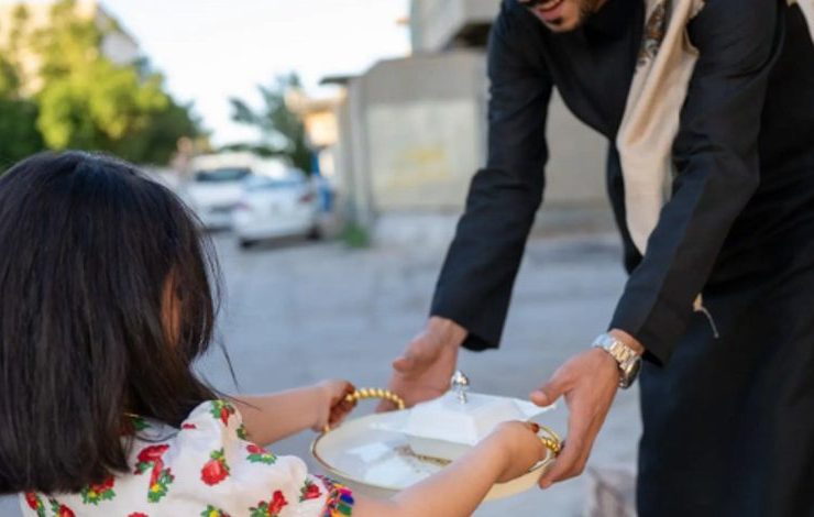 أطباق رمضان.. عادة اجتماعية تعزز التكافل وتعيد دفء العلاقات في المجتمع
