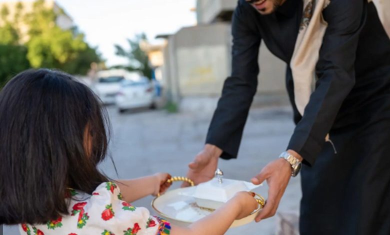 أطباق رمضان.. عادة اجتماعية تعزز التكافل وتعيد دفء العلاقات في المجتمع