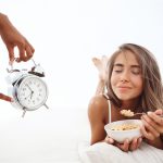السهر يعرقل خسارة الوزن.. استشاري نفسي يحذر من زيادة الدهون العميقة