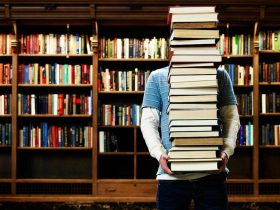 حب الكتب بين الهوس والهواية: متى تصبح المكتبة مرضاً نفسياً؟