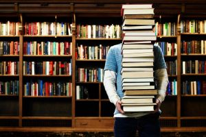 حب الكتب بين الهوس والهواية: متى تصبح المكتبة مرضاً نفسياً؟