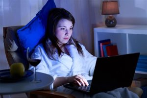 السهر يعرقل خسارة الوزن.. استشاري نفسي يحذر من زيادة الدهون العميقة