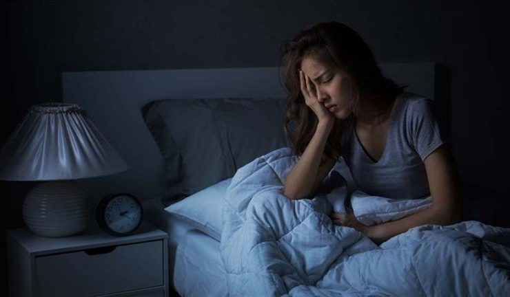 أسباب الاستيقاظ المفاجئ ليلاً.. وماذا يحدث لجسمك وعقلك عند الفجر