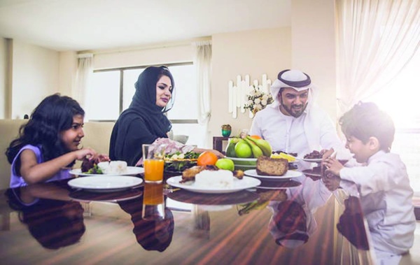 التجمع حول مائدة الإفطار.. مفتاح تقوية العلاقات الأسرية في رمضان