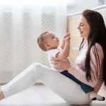 دراسة أسكتلندية: الرضع ينسجون “حوارات قصصية” مبكرة تعزز الترابط النفسي مع الأمهات