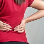 آلام الظهر عند النساء.. دليل شامل للأسباب، الوقاية، وحلول الرعاية الحديثة