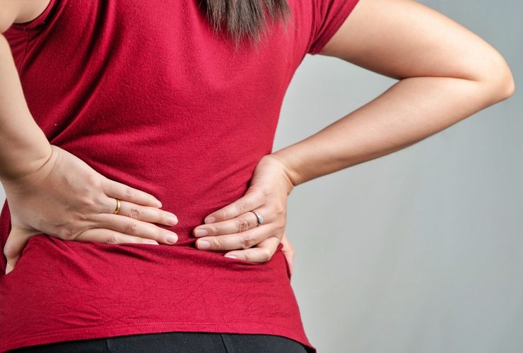 آلام الظهر عند النساء.. دليل شامل للأسباب، الوقاية، وحلول الرعاية الحديثة